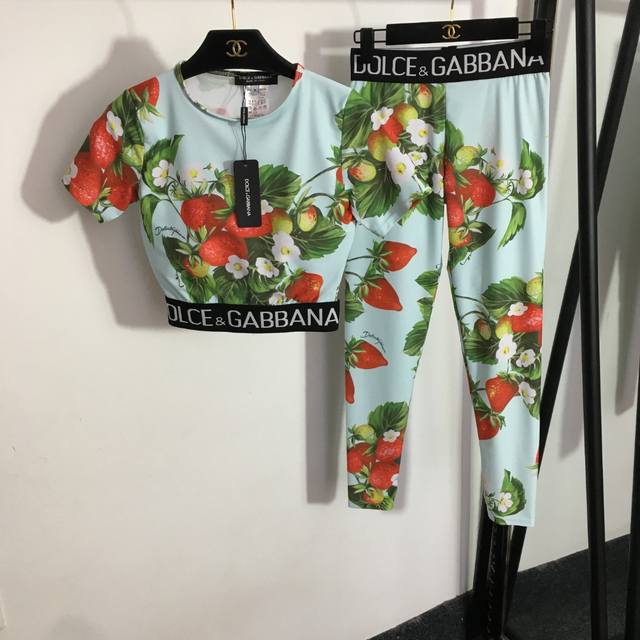 款号 2094 Dg*新款瑜伽运动套装，草莓印花织带收腰短袖紧身上衣 带胸垫 +弹力打底裤，浅蓝色，S-Xl， M码；胸围74，袖长16，衣长38；腰围64弹力