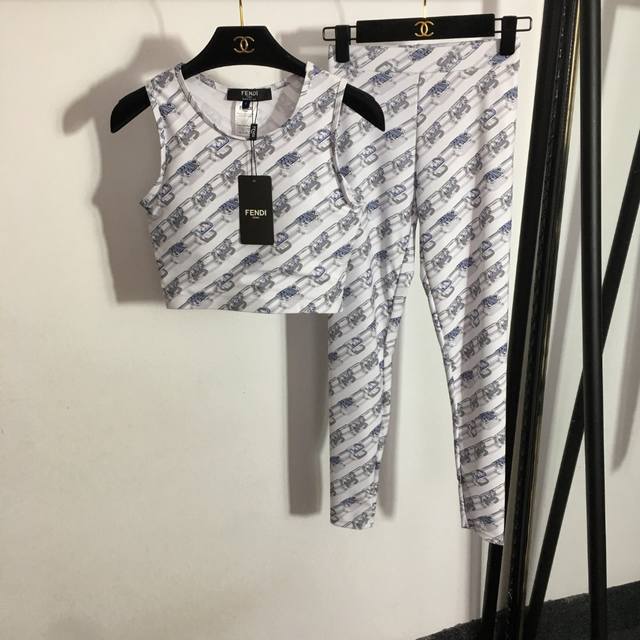 款号 7346 Fend*新款瑜伽运动套装，锁扣字母印花小背心+弹力显瘦打底裤，白色，S-Xl， S码；胸围72，长35；腰围58弹力，长85