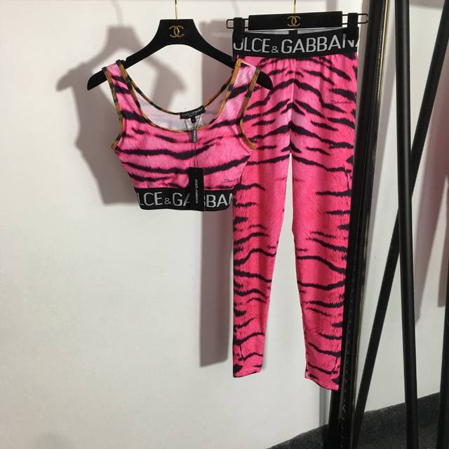 款号 2920 Dg*新款瑜伽服运动套装，豹纹印花吊带背心+弹力显瘦打底裤， 带胸垫 ，粉红色，S-Xl， M码；胸围68，长31；腰围56弹力，长89