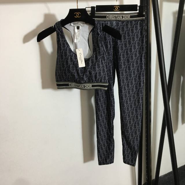 款号 5478 Dio*新款瑜伽服运动套装 老花Logo印花小背心 带胸垫 +织带收腰修身显瘦打底裤，黑色，S-Xl， M码；胸围74，长31；腰围54弹力，长