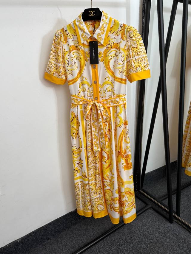 款号20253812 Dg*新款 复古印花系带收腰翻领短袖连衣裙，黄色，S-Xl， M码；肩宽36，胸围90，腰围78，袖长26，长124