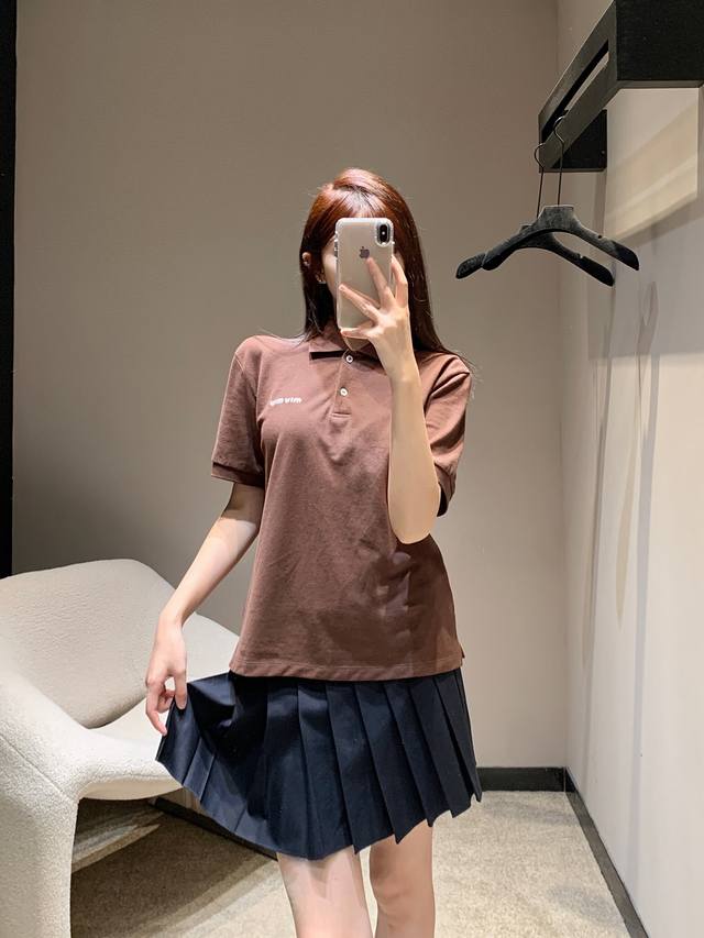Miumi*25Ss春夏新款 新色Polo领短袖T恤丨独家Yb开发！高版出品！ 秒出街自带慵懒随性和活力感的一款Polo衫 舒适廓形包容性强 上身轻松驾驭 面料