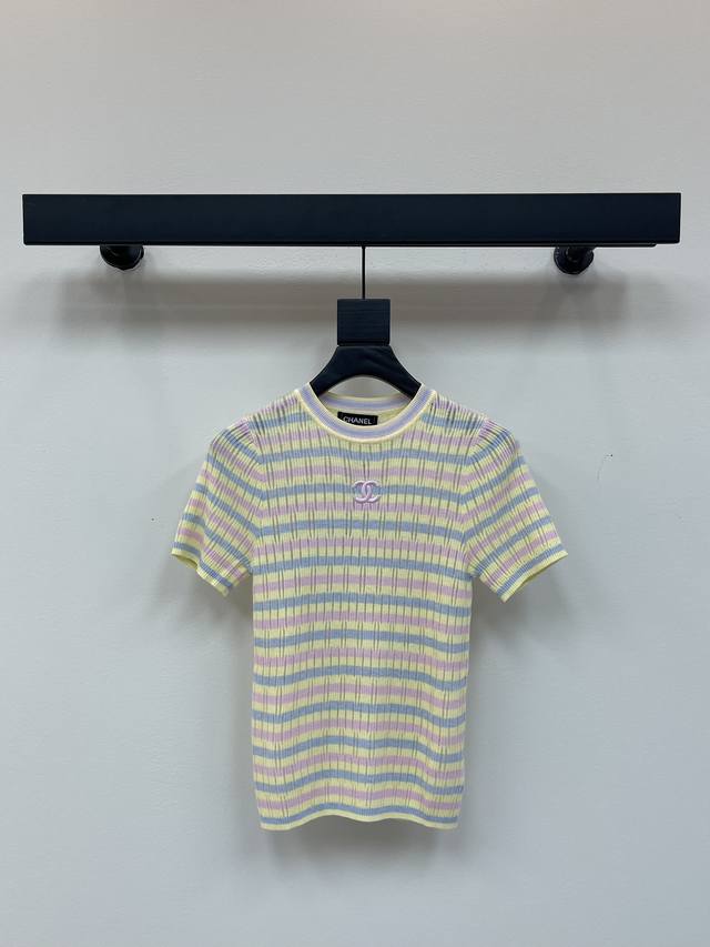 Chane* 25Ss春夏新款 独家高版出品！配合胸前立体双C装饰 彰显品牌个性 凸显穿搭高级感 通体弹性松紧更显精致 穿搭显瘦 尽显松弛调性 轻奢时髦气质 四