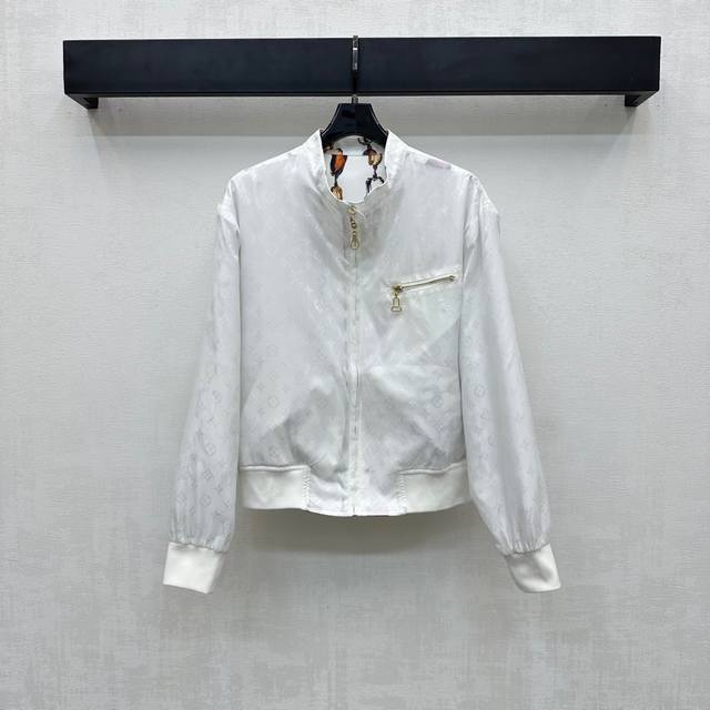 Louis Vuitto*2025新品上架 两面穿印花夹克外套 定制Yb进口加厚斜纹稠材质 质感光泽 垂顺有型 沿用两面穿设计 一面饰以满铺四叶草字母元素 一面