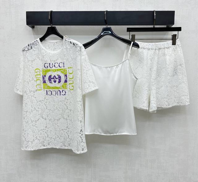 Gucc*2025新品上架 水溶蕾丝上衣短裤套装 定制Yb进口水溶蕾丝材质 沿用绣花工艺处理 呈现出立体花型装饰 增添造型层次感 质感高级透气舒适 胸前高温烫印