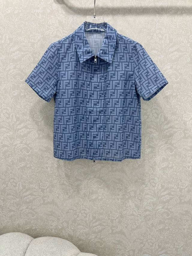 Fend*25新品！系列款同步上新啦 翻领外套短裤长裤 Yb定制五金面料 通体双F印花 可甜可盐气质减龄时髦单品！原版定制版型上身超级显瘦！翻领拉链设计 又A又