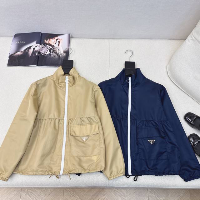 独家首发 Pd 25Ss 春夏最新款时髦精穿搭再生尼龙拉链夹克防晒外套经典短款宽松版型下摆抽绳可调节设计 可甜可盐减龄时髦又帅气 原版定制五金配件 进口再生尼龙