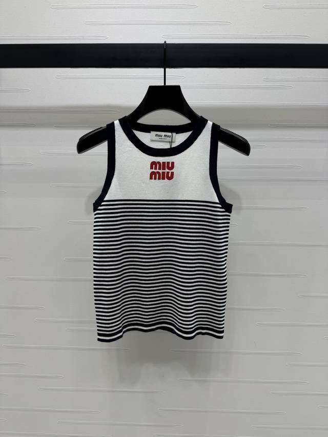 上新原单高端品质 Miumi*2025春夏最新系列！官网同步！条纹针织背心！定制进口纱线织造 舒适软糯 弹力十足 针织背心裁剪 领口袖口以螺纹撞色包边 弹力收紧