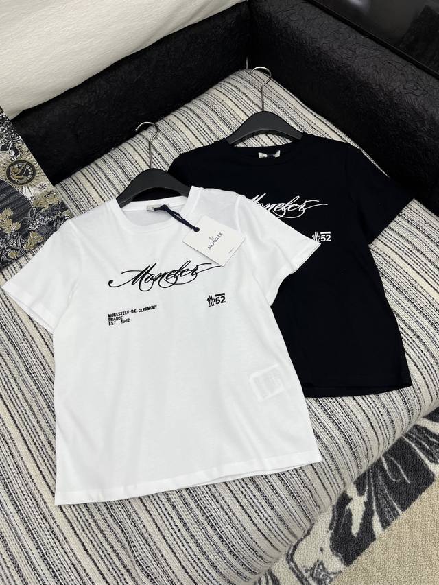 爆款现货 原单品质 Mon*｜25新品圆领刺绣短袖T恤 精致版型上身显瘦！低调奢华！ 时髦精必备单品解锁所有穿搭！ 认准我家品质！经典单品时髦又高级 经典版型百