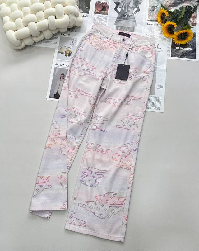 Louis Vuitton 彩色渐变老花提花直筒牛仔裤 复古时髦又高级！高腰直筒阔裤形百搭不挑人上身巨显瘦！金属纽扣点缀，质感满满 标志性Monogram老花