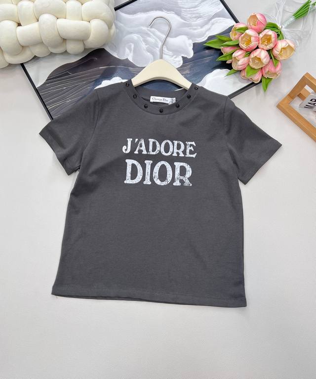 Dior2025Ss新款铆钉做旧全棉短袖 定制Yb斜纹全棉材质 质感舒适 弹力好穿 圆领短袖剪裁 通体细腻柔软 胸前居中以磨白作旧风格描绘字母徽标 凸显穿搭高级
