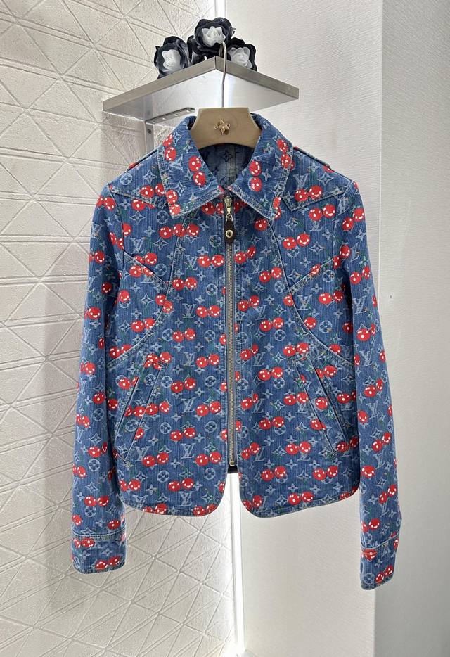 P290Louis Vuitto*2025新品上架 提花牛仔夹克短裤套装 定制Yb斜纹棉牛仔材质 多重水洗 呈现出挺括质感 翻领正肩拉链牛仔夹克裁剪 翻盖口袋搭