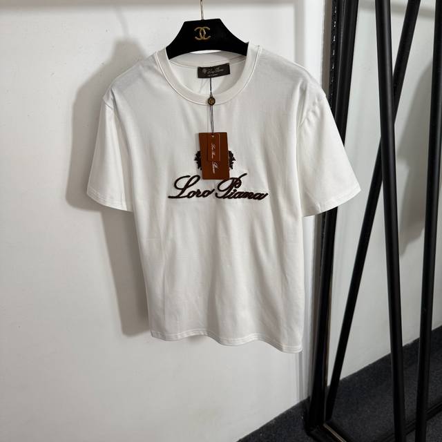 款号20253754 Loro Piana*Lp新款 植绒大Logo刺绣修身短袖T恤，白色，咖色，黑色，紫红色，S-Xl， M码；肩宽44，胸围102，袖长19