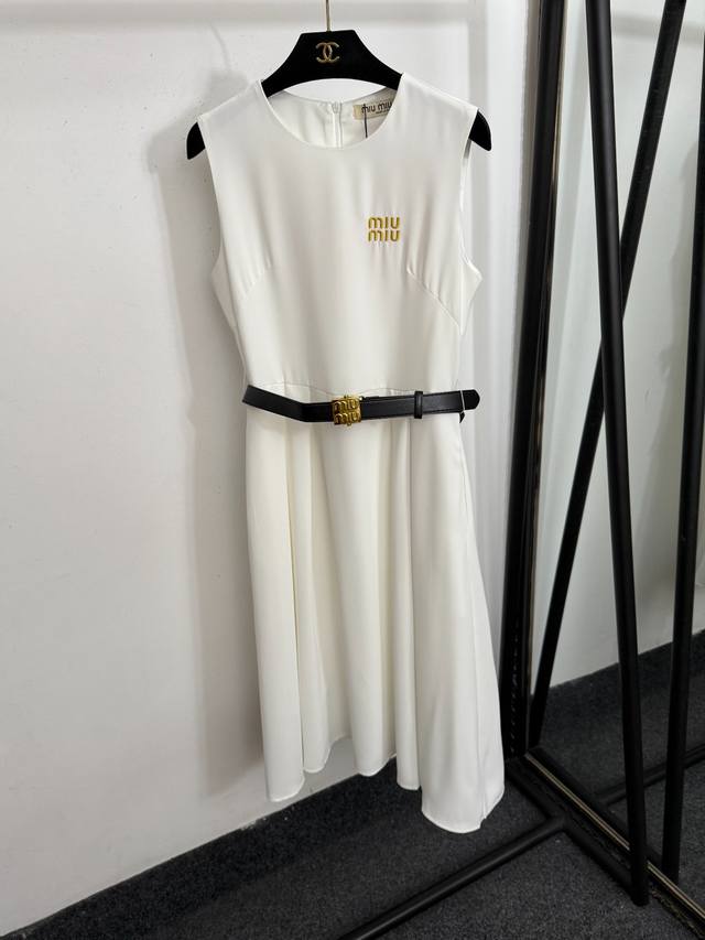 款号20253772 Miumi*新款 简约Logo刺绣收腰无袖背心连衣裙，配腰带，白色，黑色，Sml， M码；胸围88，腰围74，长106