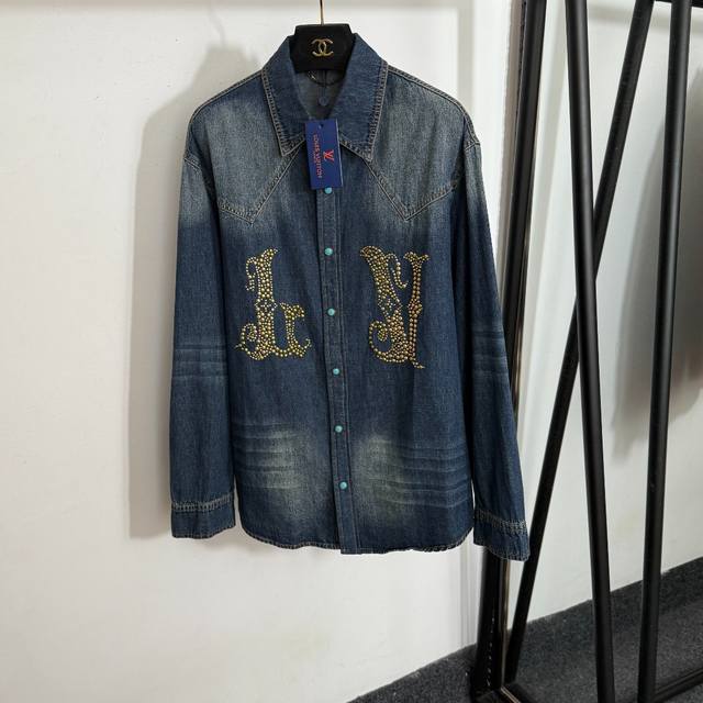 款号20253752 Lv*新款 金色铆钉Logo装饰长袖牛仔衬衣外套，蓝色，Sml， M码；肩宽47，胸围110，袖长59，长73