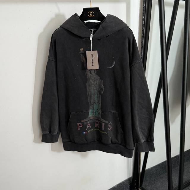 款号20253749 Balenciag*新款 自由女神像印花 做旧水洗手工磨破长袖连帽卫衣，深灰色，Sml， M码；肩宽59，胸围124，袖长48，长69