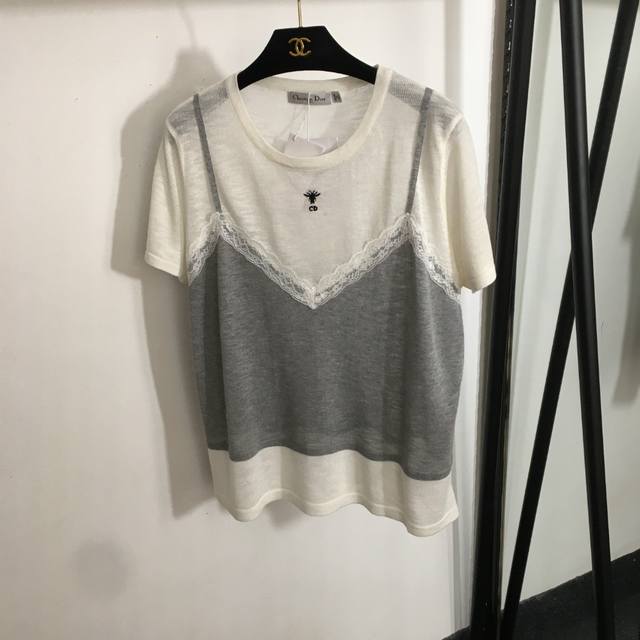 款号20253742 Dio*新款 Cd小蜜蜂刺绣 假两件蕾丝吊带拼接针织衫短袖T恤，白色，灰色，36 38 40， 38码；肩宽40，胸围110，袖长19，长