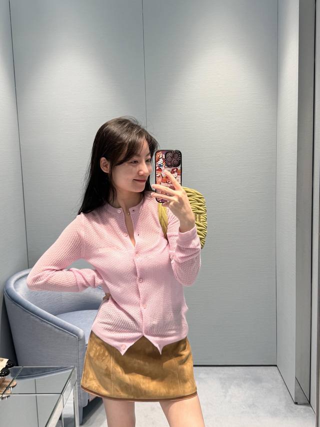 Miumi* 25Ss春夏新款 嫩粉色菱格镂空针织开衫丨独家Yb开发！高版出品！很少女粉嫩小开衫，元气减龄嫩粉色，颜色和细节真的美爆了，少女气息十足！圆领开襟衫