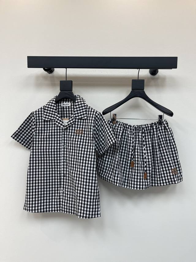 Miumi*25春夏新品上格纹衬衫短裙套装 定制Yb斜纹全棉材质 质感舒适 吸湿透气 短袖衬衫短裤套装裁剪 打造度假松弛感 通体黑白两色格纹满铺 简约时尚 胸前