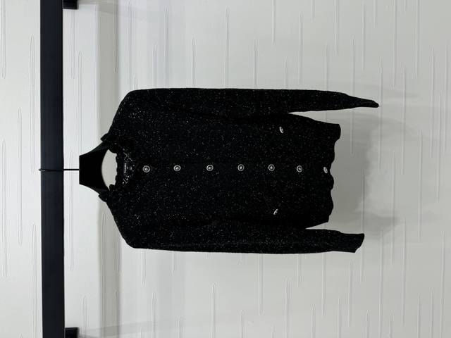 上新原单高端品质 Chane* 2025春夏最新系列！镂空纹理针织长袖开衫！定制棉线纱线织造 质感高级 舒适柔软 圆领针织开衫剪裁 通体利用钩针交织呈现微镂空花