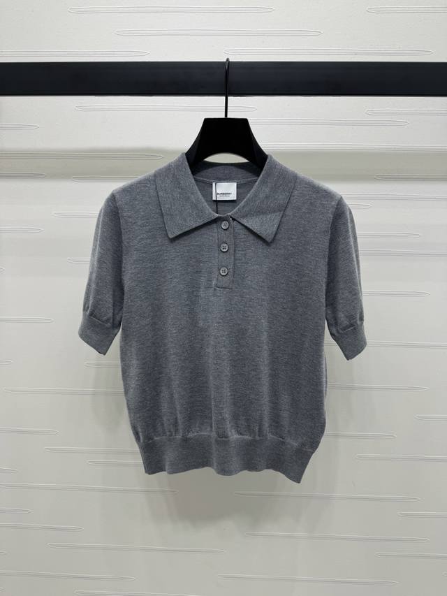 上新原单高端品质 Burberr* 2025春夏最新系列！翻领针织短袖！定制Yb进口混纺材质织造！柔软亲肤 舒适有型 翻领短袖剪裁 半开襟纽扣领口恰当露肤 美化