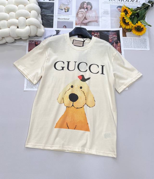 Gucci 卡通呆萌哥哥和小鸟字母印花短袖T恤 上身休闲时尚 奇幻般的图案 带来充满想象力的时尚体验！定织定染面料 手感柔软顺滑 上身亲肤舒适！！可爱暴击 年度