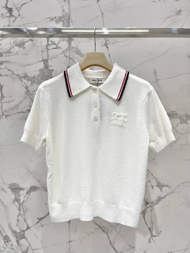 缪缪新款字母贴布针织短袖 Polo衫 第一眼看到这件衣服，满满的学院风+俏皮感俘虏了！ 字母贴布设计，简直是细节控的福音，每一个字母都像是精心挑选的小装饰，让整