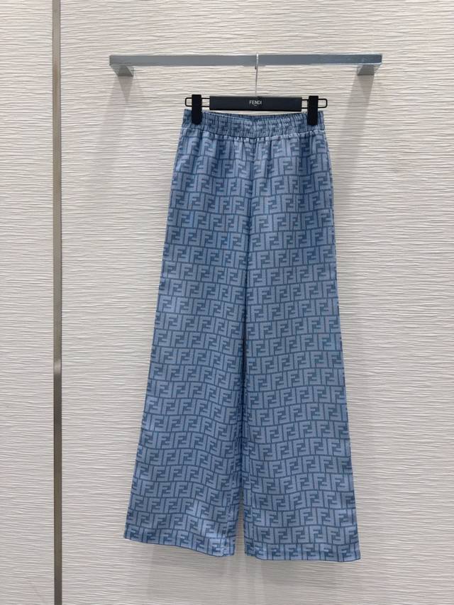 Fend* 2025Ss新款 经典Monograw 上身就是满满的时髦高级感 巨拉风 自带气场 轻薄面料 质感很奈斯 时髦又高级 颜色超级正 上身显白又显瘦 自