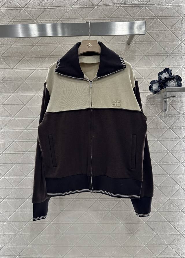 Miumi*2025新品上架 拼接撞色翻领外套短裙套装 定制Yb进口材质 质感高级 分量十足 翻领拉链外套半裙时髦套装 外套常规落肩 宽松廓形 胸前浅卡其色拼接