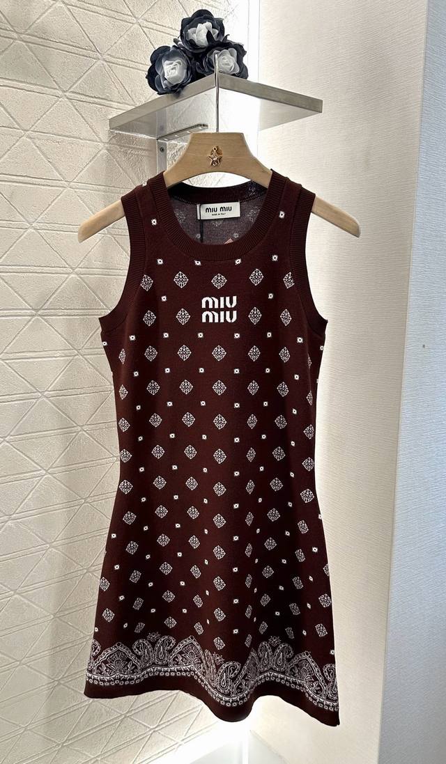 Miumi*2025新品上架 针织背心裙 定制Yb丝毛纱线织造 柔软舒适 弹力高级 圆领背心裙剪裁 套头设计便利穿脱 大身以菱形镂空图腾下摆腰果花装饰点缀 配合
