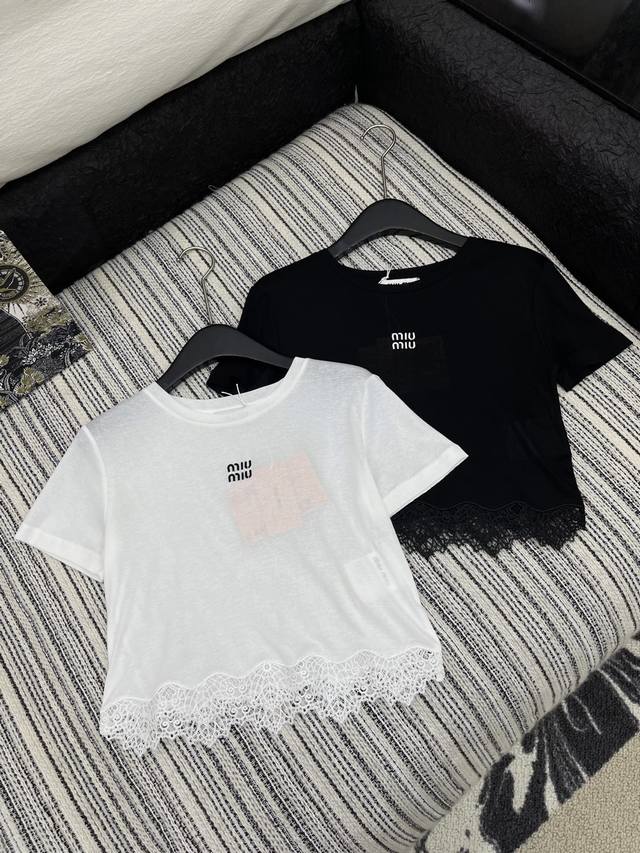 爆款现货 原单品质 Miu Mi *｜2025新品蕾丝花边短袖T 柔软舒适的针织呈现简约线条，点缀刺绣贴饰，彰显经典风范与独特个性 精致圆领领口 完美展现锁骨美