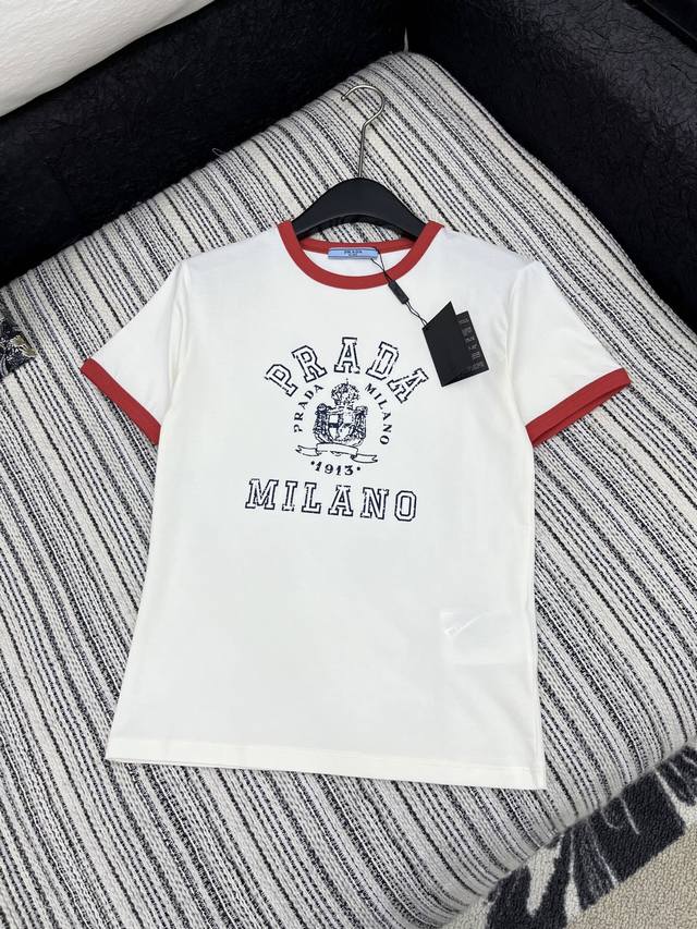 爆款现货 原单品质 Prad*｜25限定系列新品印花Logo短袖T恤 精致常规版型上身巨显瘦！ 定制最新印花 低调奢华！ 时髦精必备单品解锁所有穿搭！ 认准我家