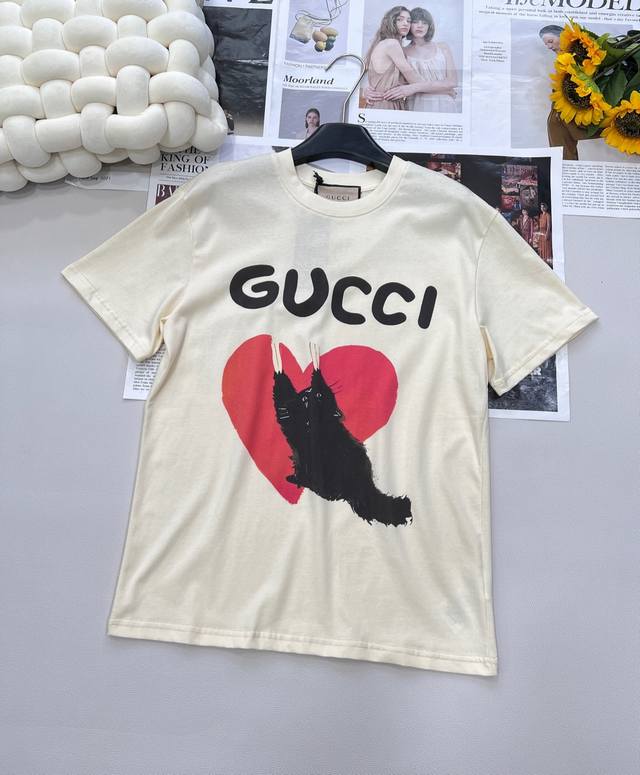 Gucci 可爱猫咪爱心印花短袖T恤 定制280克同缸染面料 手感非常舒服 上身亲肤舒适！！ 特别活力又阳光的风格 图案充满了童趣 可爱暴击 年度最佳单品 上身