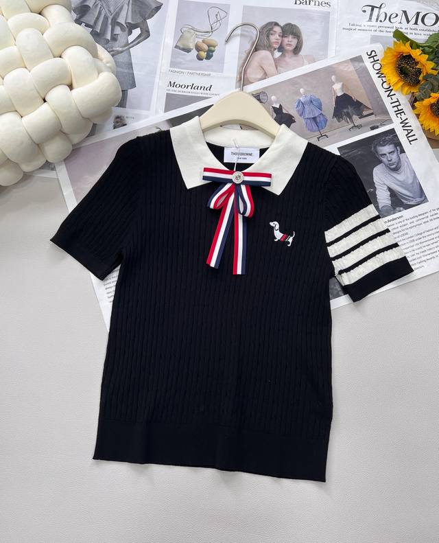 Thom Browne 学院风蝴蝶结装饰小狗翻领针织衫 今年新出的Polo领撞色处理简直清新脱俗，是不是有那么亿点点的心动呀～ 超可爱的小狗徽章针织衫 蝴蝶结装