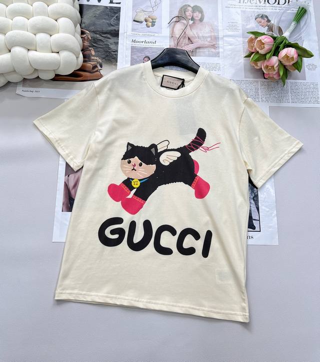 Gucci 可爱猫咪印花短袖T恤 定制240克同缸染面料 手感非常舒服 上身亲肤舒适！！ 特别活力又阳光的风格 图案充满了童趣 可爱暴击 年度最佳单品 上身超可