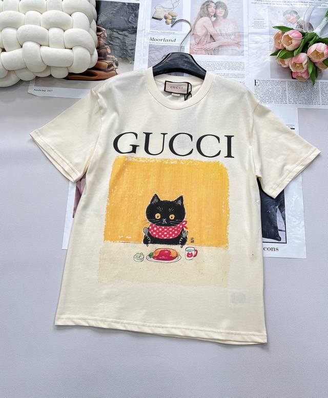 Gucci 可爱猫咪印花短袖T恤 定制280克同缸染面料 手感非常舒服 上身亲肤舒适！！ 特别活力又阳光的风格 图案充满了童趣 可爱暴击 年度最佳单品 上身超可