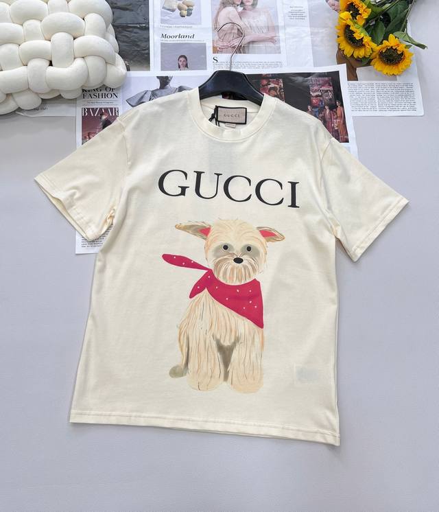 Gucci 卡通可爱围巾狗狗字母短袖T恤 上身休闲时尚 奇幻般的图案 带来充满想象力的时尚体验！定织定染面料 手感柔软顺滑 上身亲肤舒适！！可爱暴击 年度最佳单