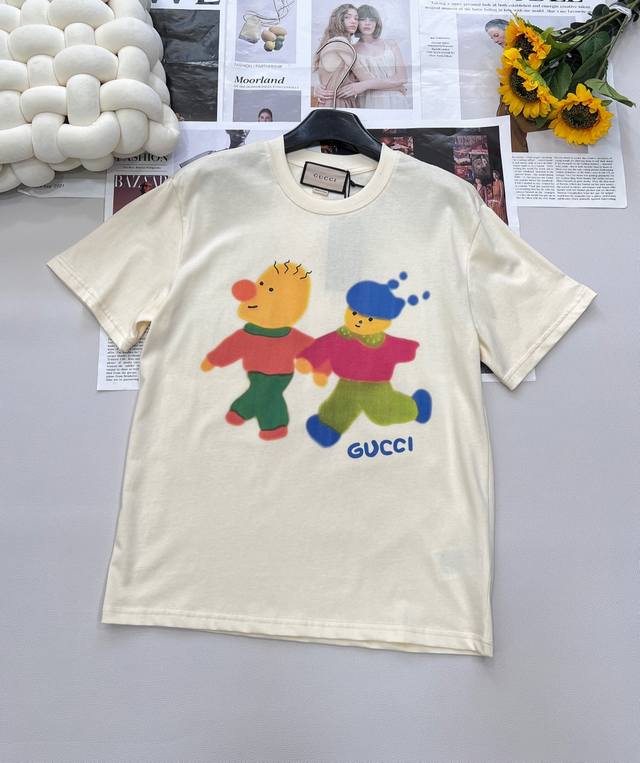 Gucci 饼干人插画字母Logo短袖T恤 玩味经典，释放个性 以Gucci标志性的双G字母为灵感，融入可爱童趣图案，将经典与潮流完美结合。 定制280克100