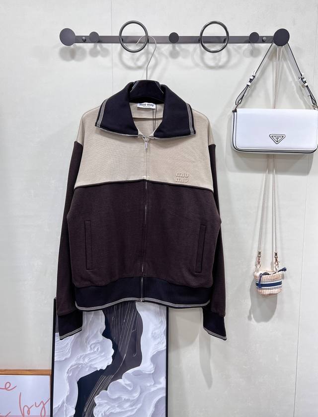 Miumiu新款字母贴片拼接拉链外套 。这件缪缪外套，把 高级玩趣 焊在衣身 撞色拼接×字母贴片，重构时尚语言，深浅棕+米黄撞色，打破单调沉闷，自带复古电影感滤