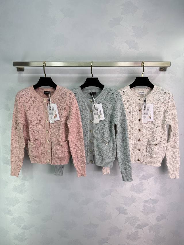 Chane* 25A手工坊圆领开衫 Yb彩色纱线 两口袋装饰Yb开模Logo五金纽扣点缀 高级时髦精致小香风 尺码Sml。T226B