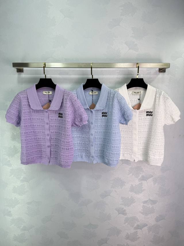 Miu*2025夏季新款针织短袖，翻领设计，胸前小Logo刺绣，镂空花纹精致优雅。面料柔软舒适，超百搭。3色3码Sml 。T226B