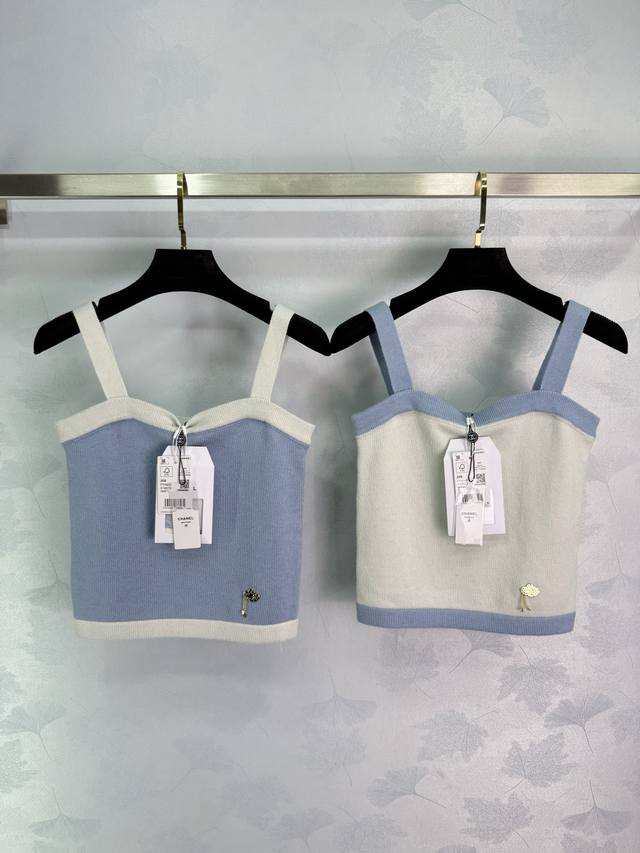 Chane*25春夏新款针织吊带背心，撞色设计配小香胸针，面料舒适，做工精致，搭配同系列短裙效果更好。4色3码Sml 。T226B