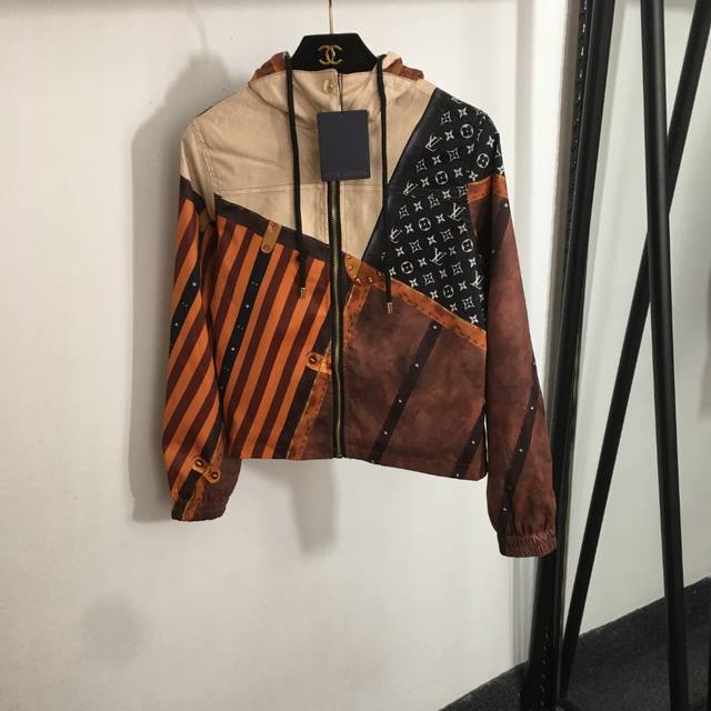 款号20253686 Lv*新款 老花Logo皮箱印花长袖连帽拉链外套，咖色，Sml， M码；肩宽37，胸围90，袖长56，长51