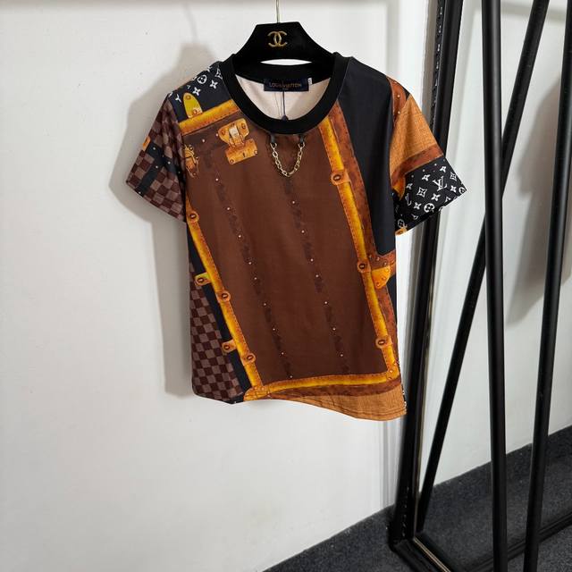 款号20253685 Lv*新款 螺纹领口链条装饰 老花Logo皮箱印花修身短袖T恤，咖色，Sml， M码；肩宽39，胸围94，袖长17，长61