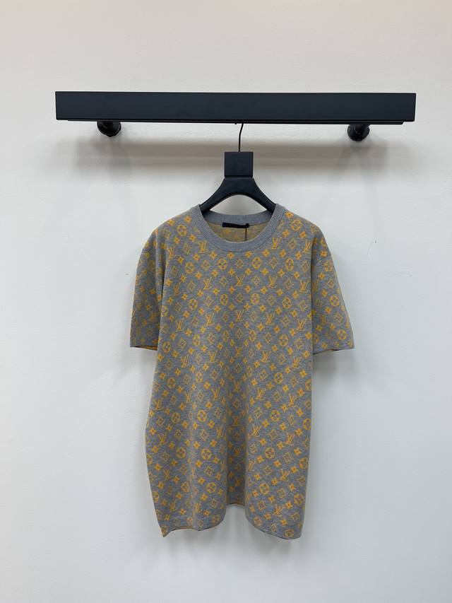Louis Vuitto* 25Ss春夏新款满Logo提花针织短袖上衣丨独家高版出品！圆领罗纹领口 满印字母Logo提花图案 配色时髦高级 定制针织面料 柔软舒