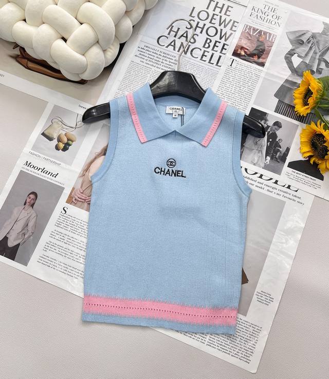 Chanel 徽标小Logo刺绣针织衫背心 优雅与精致的完美邂逅 柔粉浪漫，优雅绽放 甜美与奢华的碰撞 经典Chanel小Logo刺绣点缀柔针织，将少女的浪漫与