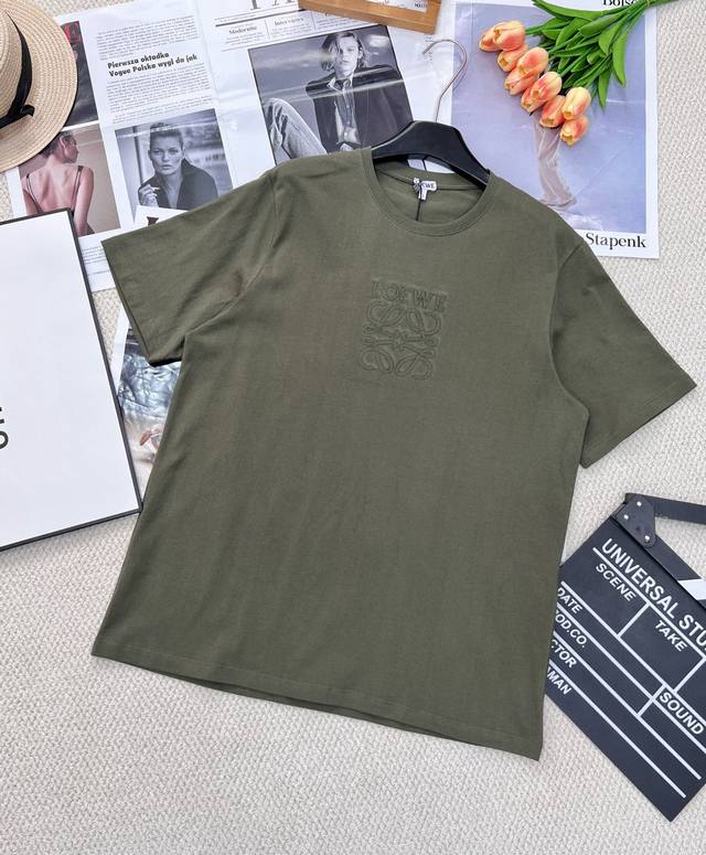 Loewe圆领胸前刺绣徽标短袖T恤，定制Yb原生全棉材质 透气舒适 质感十足 宽松T恤裁剪 凸显品牌格调 采用克重纯棉制成 垂坠感十足 呈现显瘦视觉效果 胸前利