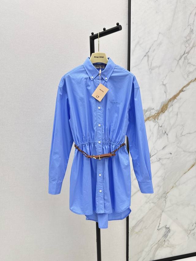 Miu 25Ss 春夏最新款翻领长袖收腰不规则衬衫 任何身材都不挑 上身就是甜美时髦的少女感 腰间松紧收腰 配送腰带 轻松提高腰线 视觉黄金比例 高级感满满 可