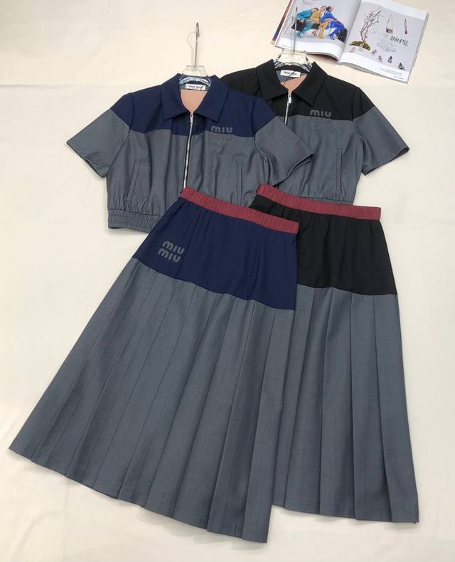 Miumi* 25Ss新款翻领短袖上衣压褶半身裙撞色套装 字母贴布绣装饰 条纹螺纹腰围 版型超正 两色三码Sml