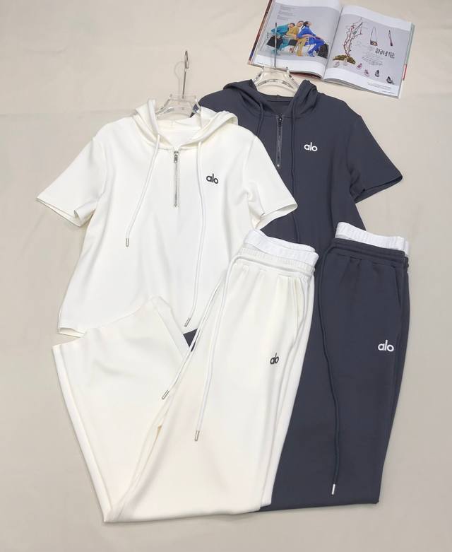 Lo*2025夏季新款套装连帽短袖上衣直筒长裤胸前 裤子左侧字母Logo压胶装饰腰头拼接蕾丝设计上衣前中半拉链设计太空棉面料轻薄透气两色Sml